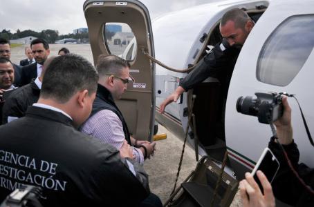 Duarte sube a avión de la PGR. (Tomada de @mingobguate)