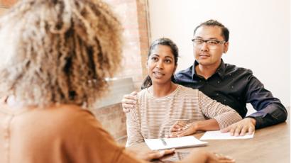 Pareja en una consulta con una doctora.