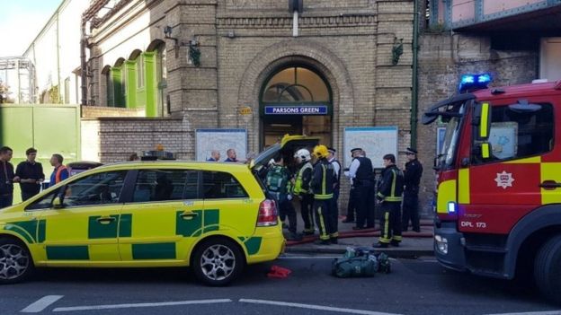Servicios de emergencia frente a la estación de Parsons Green