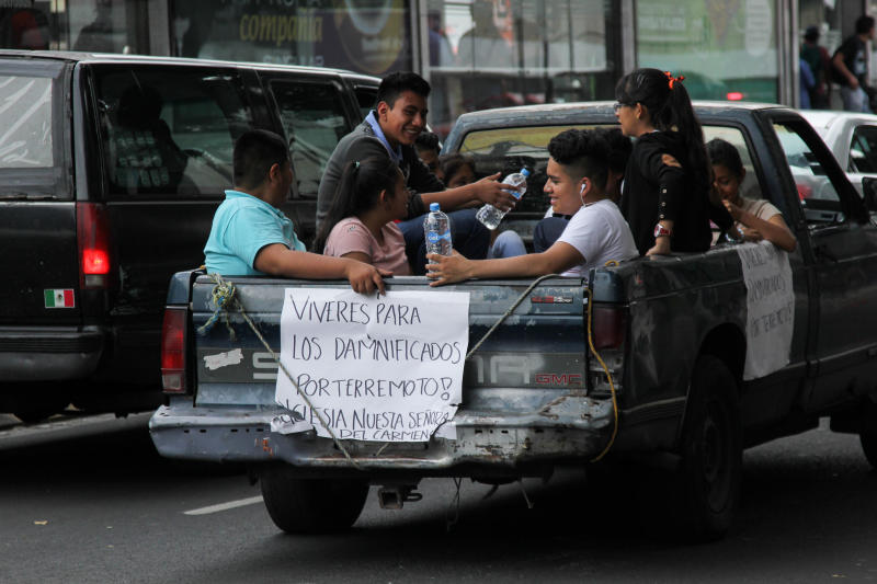 Voluntarios recorrieron las calles de la Ciudad de México para entregar y recolectar víveres para los damnificados del sismo