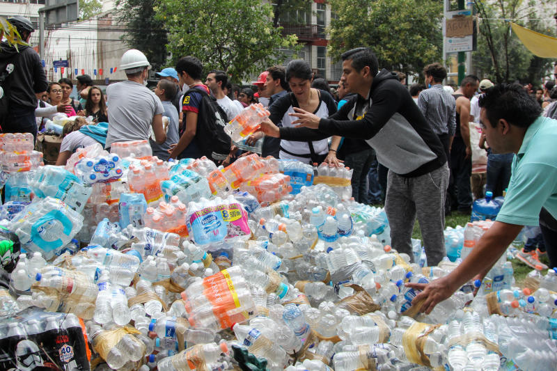  Cientos de personas recolectaron miles de productos en los diferentes centros de acopio de la capital del país para ayudar a los damnificados.