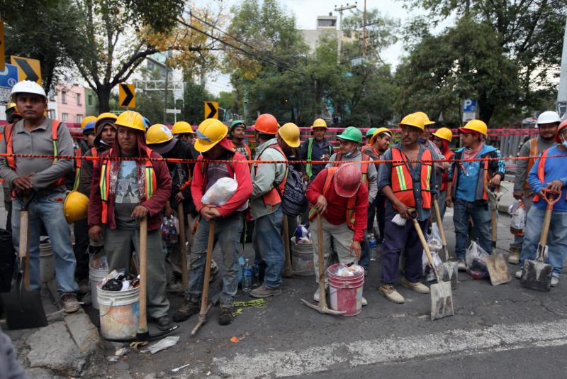 Brigadistas y rescatistas aguardan instrucciones para apoyar en las labores de búsqueda y rescate en los edificios colapsados durante el sismo registrado.