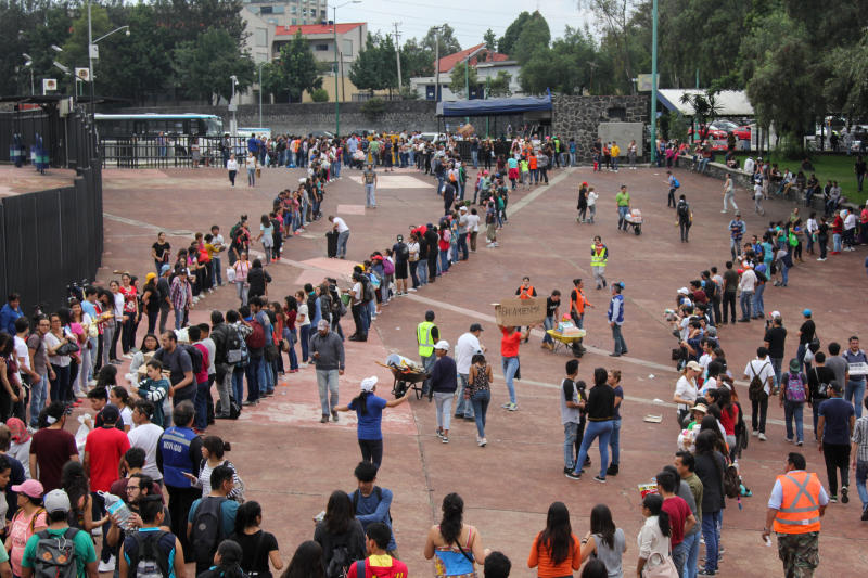 Miles de universitarios recolectaron productos en los diferentes centros de acopio de la ciudad para ayudar a los damnificados por el sismo.